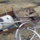 ουκρανικό FPV drone κυνηγά Ρώσο στρατιώτη που προσπαθεί να το ρίξει με κλαδί