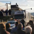 μπλόκο ΚΚΕ σε νταλίκες με πυρομαχικά για την Ουκρανία στον Τύρναβο
