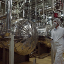 Ιρανούς τεχνικούς να εργάζονται στις εγκαταστάσεις μετατροπής ουρανίου (UCF) στο Ισφαχάν του Ιράν.