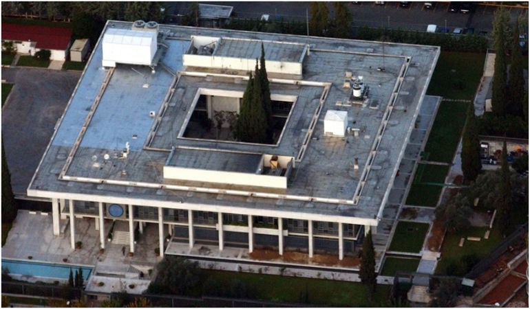 Αεροφωτογραφία της αμερικανικής πρεσβείας στην Αθήνα στις 6 Δεκεμβρίου 2002 από τον Θανάση Σταυράκη/AP