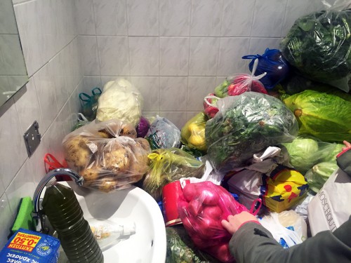 Την ημέρα της εκδήλωσης όταν ο κόσμος άρχισε να φτάνει με πράγματα η συνεργασία ήταν αυτή που βοήθησε να κυλήσουν όλα ομαλά. Άλλες ομάδες ξεκαθάριζαν και ταξινομούσαν τα πράγματα για να πακεταριστούν... Φωτό: Πάρης Ταβιτιάν/LIFO