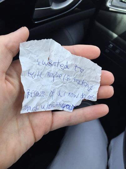 Μια φοιτήτρια αγόρασε πρωινό σε έναν άστεγο. Φεύγοντας, ο άστεγος της έδωσε ένα χαρτί με ένα θλιβερό μυστικό...