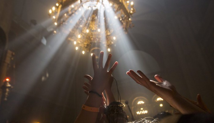 epaselect epa05284234 Orthodox Christian worshippers raise their hand to the light from the roof of the Church of the Holy Sepulchre, during the Holy Fire celebrations in Jerusalem, Israel, 30 April 2016. Eastern Orthodox Christians believe the Holy Fire, which emenates from within the Tomb of Christ and quickly spreads around the church and outside to Jerusalem and even to foreign countries, represents the flame of the Resurrection power, as well as the fire of the Burning Bush of Mount Sinai. EPA/ATEF SAFADI
