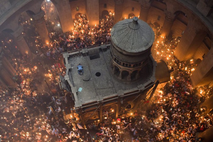 epaselect epa05284030 Orthodox Christian worshipper at the Tomb of Christ as the miracle of the Holy Fire occurs in the Church of the Holy Sepulchre, Jerusalem, Israel, 30 April 2016. Eastern Orthodox Christians believe the Holy Fire, which emenates from within the Tomb of Christ and quickly spreads around the church and outside to Jerusalem and even to foreign countries, represents the flame of the Resurrection power, as well as the fire of the Burning Bush of Mount Sinai. EPA/ABIR SULTAN