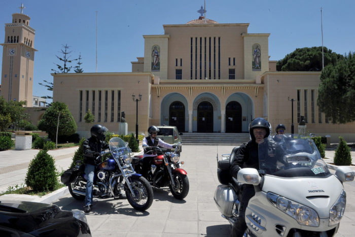 Αντιπροσωπεία της ρωσικής λέσχης μοτοσικλετιστών οι «Λύκοι της Νύχτας», επισκέφτηκαν τον Ιερό Καθεδρικό Ναό Αποστόλου Παύλου, στην Κόρινθο, τη Δευτέρα 16 Μαΐου 2016. Η επίσκεψη έγινε στο πλαίσιο του κοινού αφιερωματικού έτους 2016 «η Ελλάδα στη Ρωσία και η Ρωσία στην Ελλάδα». ΑΠΕ-ΜΠΕ/ ΑΠΕ-ΜΠΕ/ ΨΩΜΑΣ ΒΑΣΙΛΗΣ