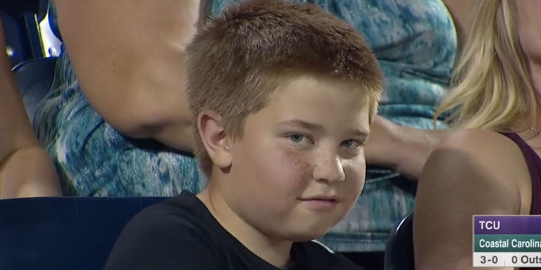 Το βλέμμα αυτού του Αγοριού έγινε Viral Παγκοσμίως από την Πρώτη Στιγμή. Μπορείτε να Καταλάβετε το Γιατί;