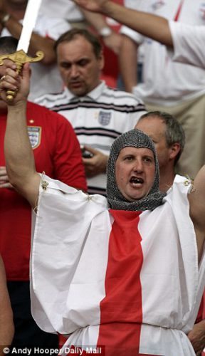 ΑΓΓΛΙΑ: Δεν θέλει το BBC οι Άγγλοι οπαδοί να ντυθούν ιππότες στα γήπεδα της Γαλλίας, μήπως «προσβληθούν» οι μουσουλμάνοι με τον σταυρό - Εικόνα1