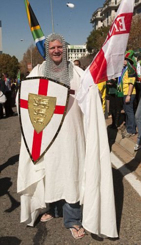 ΑΓΓΛΙΑ: Δεν θέλει το BBC οι Άγγλοι οπαδοί να ντυθούν ιππότες στα γήπεδα της Γαλλίας, μήπως «προσβληθούν» οι μουσουλμάνοι με τον σταυρό - Εικόνα2