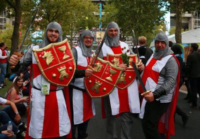 ΑΓΓΛΙΑ: Δεν θέλει το BBC οι Άγγλοι οπαδοί να ντυθούν ιππότες στα γήπεδα της Γαλλίας, μήπως «προσβληθούν» οι μουσουλμάνοι με τον σταυρό - Εικόνα3