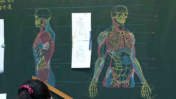 perierga.gr - Δάσκαλος δημιουργεί λεπτομερή σκίτσα στον μαυροπίνακα!