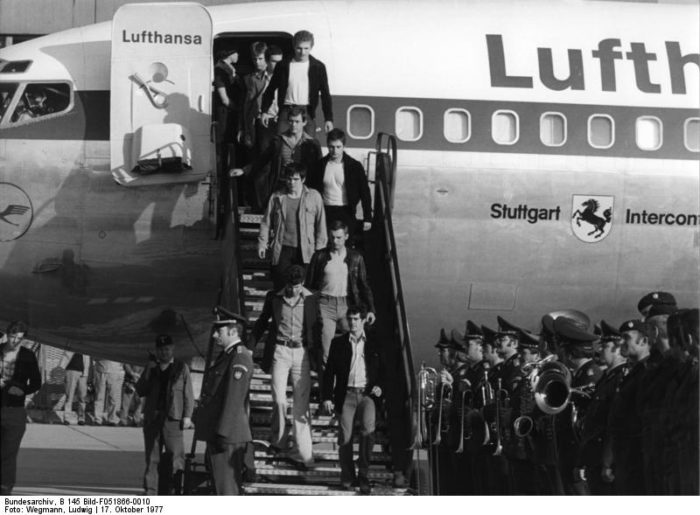 Rückkehr des Sonderflugzeuges auf dem Flughafen Köln/Bonn am 18.10.1977 mit Staatsminister Hans-Jürgen Wischnewski und der Einsatzgruppe GSG 9 des Bundesgrenzschutzes nach der geglückten Befreiung der Geiseln aus einem von Terroristen gekaperten Lufthansa-Flugzeug auf dem Flughafen Mogadischu (Somalia)