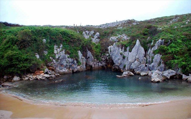 Βουτιές στις πιο περίεργες παραλίες του κόσμου