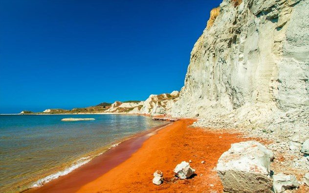 Βουτιές στις πιο περίεργες παραλίες του κόσμου