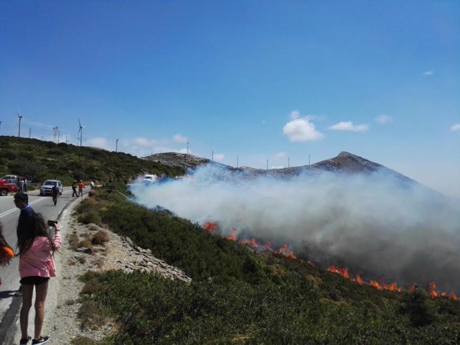 Επί ποδός οι πυροσβέστες σε Κάρυστο, Κέα και Αλιβέρι