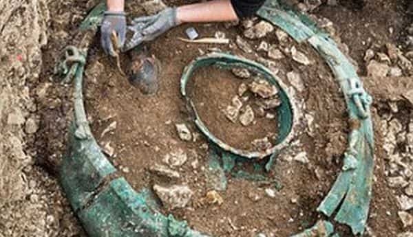 Τάφος Κέλτη με Ελληνικά Ευρήματα Αποδεικνύει όσα Δεν Θέλουν να Ξέρουμε...