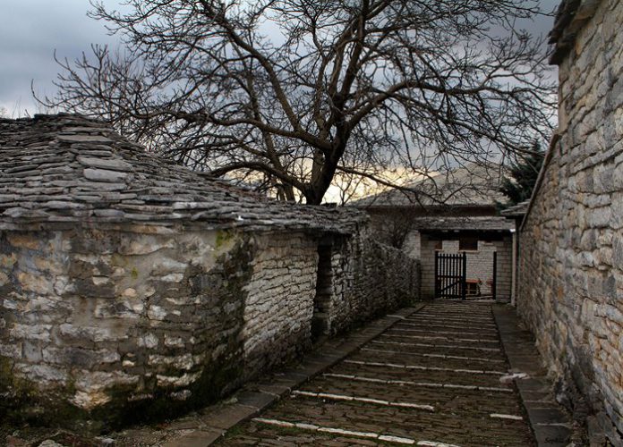 Η Daily Mail για ελληνικό προορισμό: Πηγαίνετε πριν τον μολύνουν οι τουρίστες!