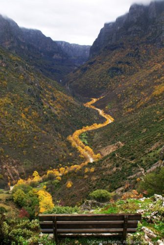 Η Daily Mail για ελληνικό προορισμό: Πηγαίνετε πριν τον μολύνουν οι τουρίστες!