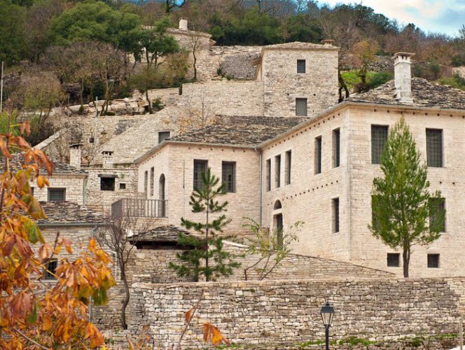 Η Daily Mail για ελληνικό προορισμό: Πηγαίνετε πριν τον μολύνουν οι τουρίστες!