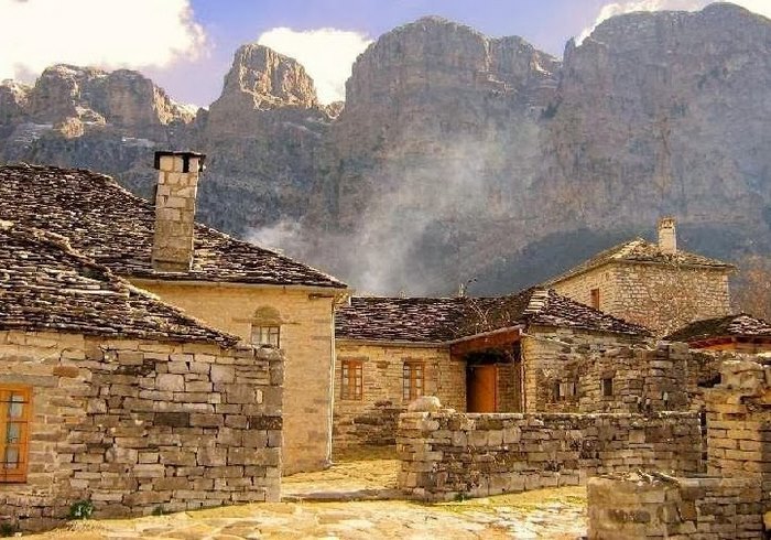 Η Daily Mail για ελληνικό προορισμό: Πηγαίνετε πριν τον μολύνουν οι τουρίστες!