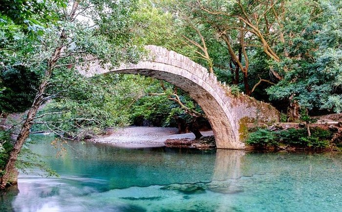 Η Daily Mail για ελληνικό προορισμό: Πηγαίνετε πριν τον μολύνουν οι τουρίστες!