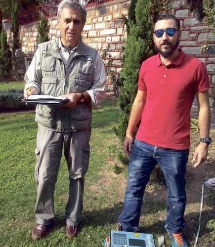 Ο καθηγητής Γρ. Τσόκας με μέλος της ομάδας του απο το τμήμα Γεωλογίας του ΑΠΘ