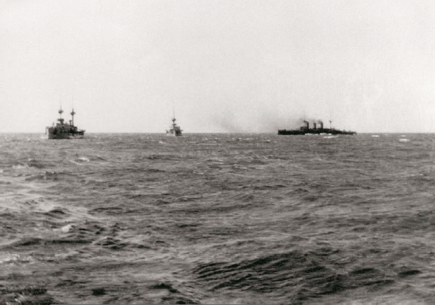 Ο Αβέρωφ και τα θωρηκτά Σπέτσαι – αριστερά – και Ψαρά, στο Βόρειο Αιγαίο σε περιπολία κατά τη διάρκεια των Βαλκανικών Πολέμων. (Φωτογραφικό αρχείο Θ/Κ Αβέρωφ).