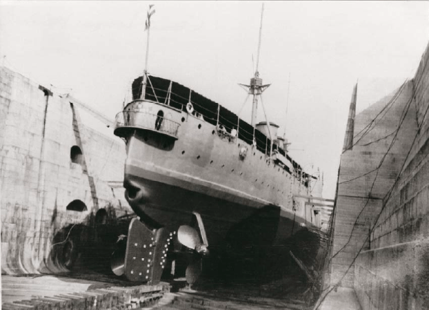 Ο Αβέρωφ κατά τη διάρκεια κάποιου δεξαμενισμού του. Διακρίνεται καθαρά η έξοδος του πρυμνιού τορπιλοσωλήνα.(Φωτογραφικό αρχείο Θ/Κ Αβέρωφ).