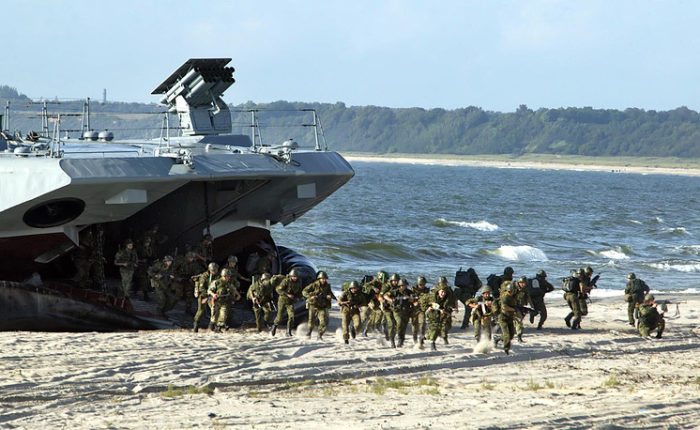 ITAR-TASS 17: KALININGRAD REGION, RUSSIA. AUGUST 24. Russia's Baltic Fleet (BF) marines take part in over-the-beach landing exercises on the Baltic Sea coast. They have a task to seize a beachhead taken by a simulated enemy. (Photo ITAR-TASS / Igor Zarembo) 17. Ðîññèÿ. Êàëèíèíãðàäñêàÿ îáëàñòü. 24 àâãóñòà. Âî âðåìÿ ó÷åíèé ïî âûñàäêå ìîðñêîãî äåñàíòà íà íåîáîðóäîâàííîå ïîáåðåæüå Áàëòèéñêîãî ìîðÿ. Ôîòî ÈÒÀÐ-ÒÀÑÑ/ Èãîðü Çàðåìáî