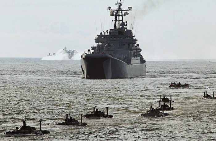 ITAR-TASS 15: KALININGRAD REGION, RUSSIA. AUGUST 24. Amphibious vehicles are heading for the shore during Russia's Baltic Fleet (BF) over-the-beach landing exercises on the Baltic Sea coast. Servicemen of the 336th brigade of the BF Marines have a task to seize a beachhead taken by a simulated enemy. (Photo ITAR-TASS / Igor Zarembo) 15. Ðîññèÿ. Êàëèíèíãðàäñêàÿ îáëàñòü. 24 àâãóñòà. Âî âðåìÿ ó÷åíèé ïî âûñàäêå ìîðñêîãî äåñàíòà íà íåîáîðóäîâàííîå ïîáåðåæüå Áàëòèéñêîãî ìîðÿ. Ôîòî ÈÒÀÐ-ÒÀÑÑ/ Èãîðü Çàðåìáî