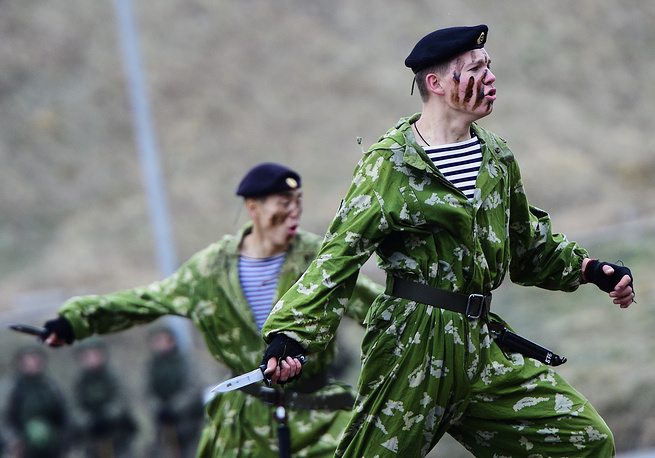 VLADIVOSTOK, RUSSIA - NOVEMBER 26, 2016: Russian marine infantry soldiers perform during a military show marking the 311th birthday of the Russian Naval Infantry. Yuri Smityuk/TASS Ðîññèÿ. Âëàäèâîñòîê. 26 íîÿáðÿ 2016. Ìîðñêèå ïåõîòèíöû Òèõîîêåàíñêîãî ôëîòà âî âðåìÿ äåìîíñòðàöèè ïðèåìîâ ðóêîïàøíîãî áîÿ íà ïîêàçàòåëüíûõ âûñòóïëåíèÿõ ïîäðàçäåëåíèé ìîðñêîé ïåõîòû. Þðèé Ñìèòþê/ÒÀÑÑ