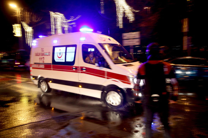 Beşiktaş Ortaköy'de bir gece kulübünde silahlı saldırı gerçekleşti. Açılan ateşte yaralananlar olduğunu bildirilirken, olay yerine çok sayıda ambulans ve polis ekibi yönlendirildi. ( Onur Çoban - Anadolu Ajansı )