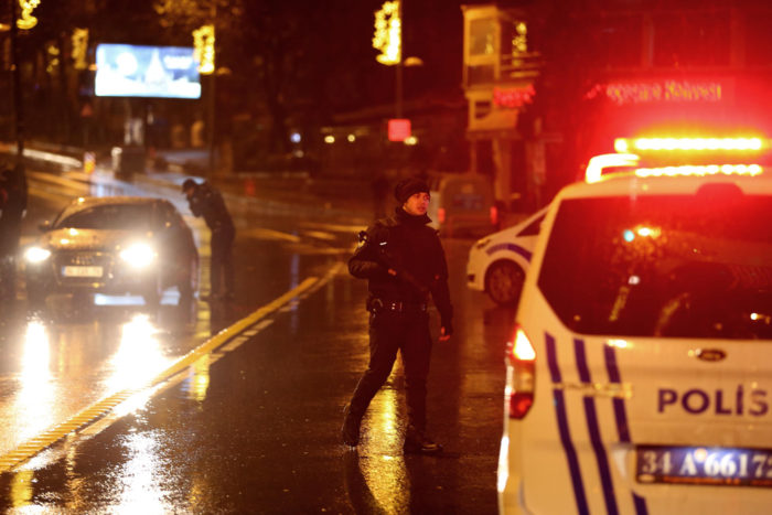 Beşiktaş Ortaköy'de bir gece kulübünde silahlı saldırı gerçekleşti. Açılan ateşte yaralananlar olduğunu bildirilirken, olay yerine çok sayıda ambulans ve polis ekibi yönlendirildi. ( Onur Çoban - Anadolu Ajansı )