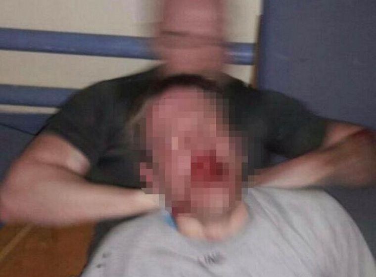 Οι άγραφοι νόμοι της φυλακής σε μια σκληρή φωτογραφία