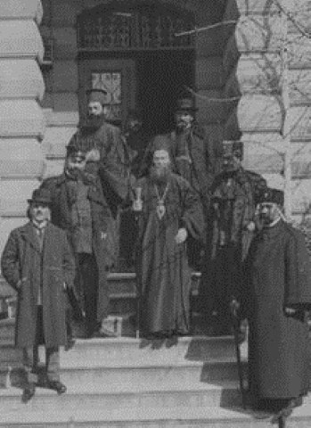Ο Μητροπολίτης Πελαγονίας Χρυσόστομος (στο κέντρο) με τον Αρχιδιάκονό του Αθηναγόρα (πάνω αριστερά) μαζί με Γάλλους και Σέρβους στρατιωτικούς και πολιτικούς