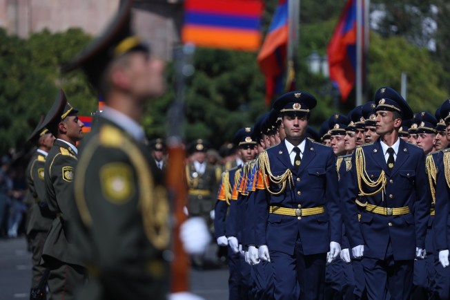 Η Αρμενία κλείνει τα σύνορα με την Τουρκία – Στα όπλα οι Αρμένιοι με το βλέμμα στο Καρς  