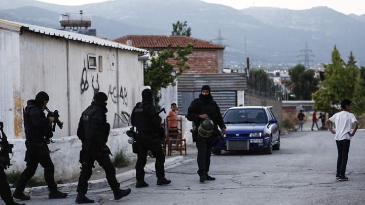 ΑποτÎλεσμα εικόνας για ανάμεσα σε γÏφτων και την αστυνομία