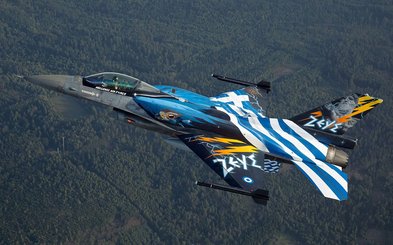 Έτσι «μαγεύει» η Πολεμική Αεροπορία: Ελληνικό F-16 έκανε «πλάκα» σε F-35 – Άφωνο το κοινό – Δείτε βίντεο