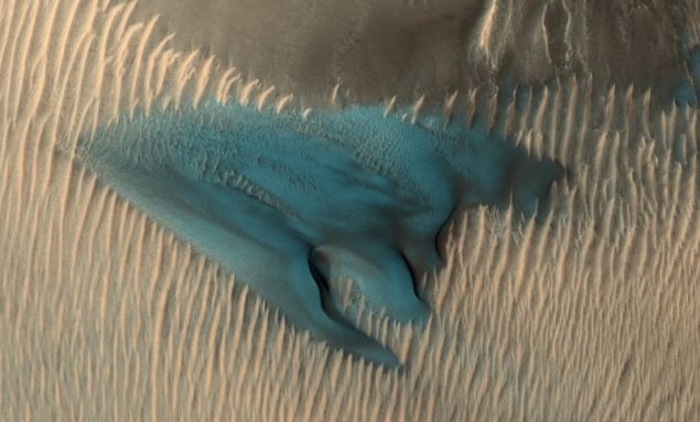 NASA: Οι μπλε αμμόλοφοι στον Άρη – Η φωτογραφία που εντυπωσιάζει  