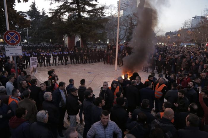 EKTAKTO: Ανελέητο ξύλο σε Υπουργούς του Ράμα – Δεκάδες Αλβανοί περικύκλωσαν το κοινοβούλιο – Κλίμα εμφυλίου