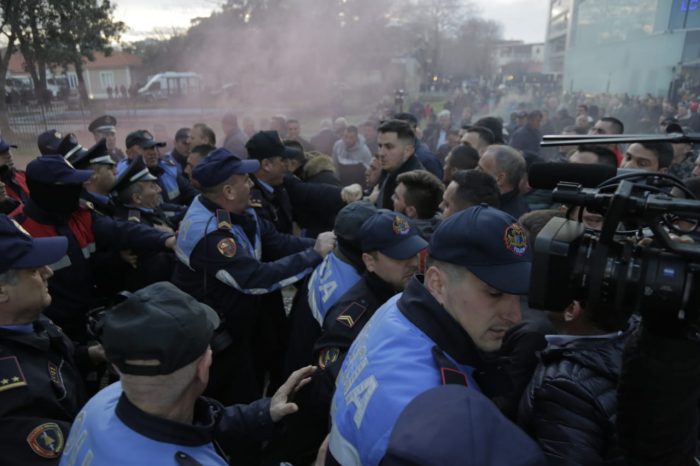 EKTAKTO: Ανελέητο ξύλο σε Υπουργούς του Ράμα – Δεκάδες Αλβανοί περικύκλωσαν το κοινοβούλιο – Κλίμα εμφυλίου