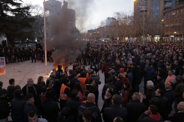 EKTAKTO: Ανελέητο ξύλο σε Υπουργούς του Ράμα – Δεκάδες Αλβανοί περικύκλωσαν το κοινοβούλιο – Κλίμα εμφυλίου