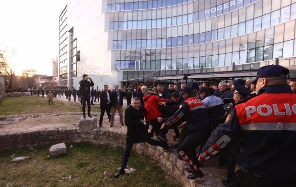 EKTAKTO: Ανελέητο ξύλο σε Υπουργούς του Ράμα – Δεκάδες Αλβανοί περικύκλωσαν το κοινοβούλιο – Κλίμα εμφυλίου