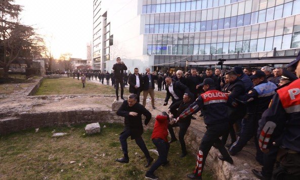 EKTAKTO: Ανελέητο ξύλο σε Υπουργούς του Ράμα – Δεκάδες Αλβανοί περικύκλωσαν το κοινοβούλιο – Κλίμα εμφυλίου