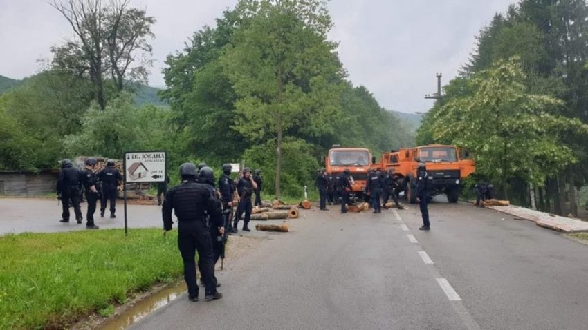 ΕΚΤΑΚΤΟ: Σύγκρουση μεταξύ Σέρβων-Κοσοβάρων στη Μιτρόβιτσα – Πυρά με αυτόματα όπλα κατά αλβανικών ΕΔ  