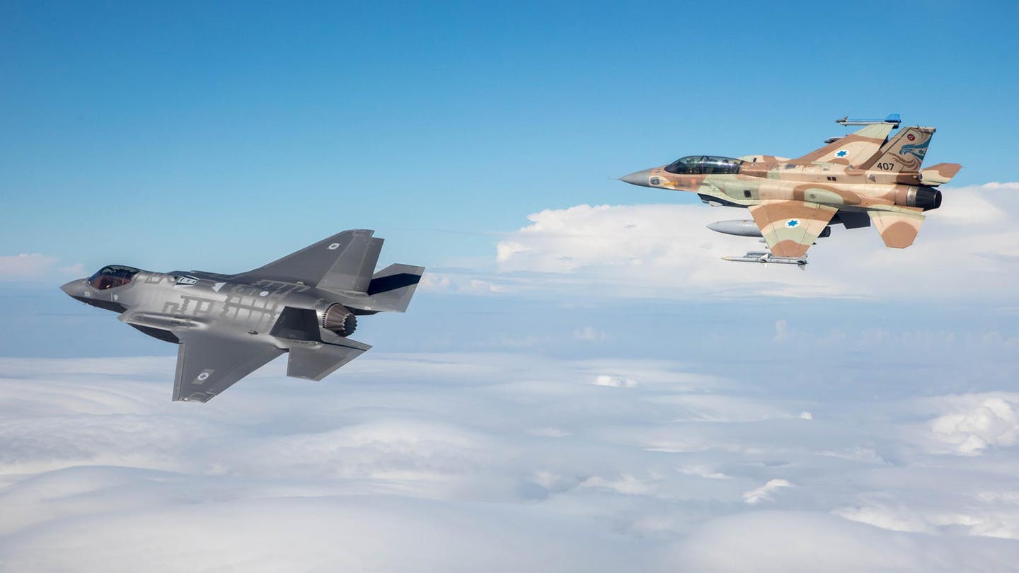 Eλληνικά F-16 & ισραηλινά F-35 σε κοινά σενάρια μάχης: Οι «Τίγρεις» της ΠΑ εντυπωσιάζουν στην έρημο Νεγκέβ – Εναέριο «τείχος» από Αθήνα-Τελ Αβίβ